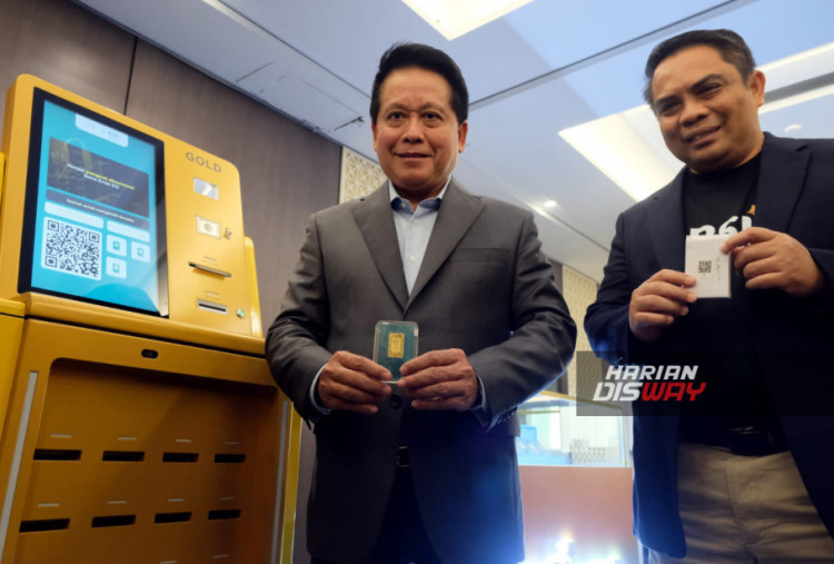 Direktur Utama PT Bank Syariah Indonesia Tbk (BSI) Hery Gunardi didampingi Direktur Sales & Distribution BSI Anton Sukarna menunjukkan layanan Bank Emas diantaranya BSI Emas Digital, BSI Gold dan layanan cetak emas melalui ATM Emas.
