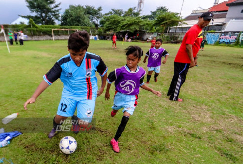 Loli (kanan) murid perempuan SBB Mulyorejo berusaha memotong pergerakan lawan, Nadhif murid nomor punggung 12 dalam latihannya di Lapangan Mulyorejo, Surabaya, Jawa Timur. Minggu (5/3/2023). Loli dikenal sebagai pemain yang sangat cepat merebut bola lawan. (Foto: Moch Sahirol Layeli)