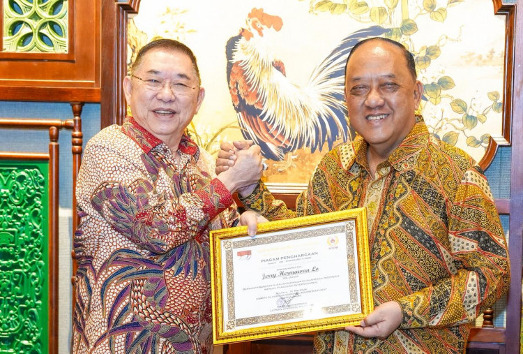KONI Beri Penghargaan kepada Jerry Hermawan Lo sebagai Tokoh Peduli Olahraga