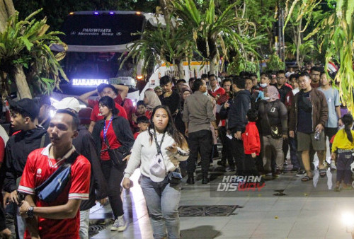 Ratusan suporter Timnas Indonesia di laga Piala Dunia U-17 terlantar di Taman Surya Balaikota, Surabaya, Jawa Timur. Kamis 16 November 2023. (Moch Sahirol/Harian Disway)
