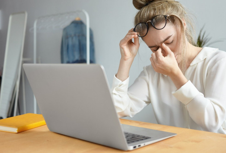 Cara Mencegah Mata Minus dan Lelah pada Pekerja Digital Media