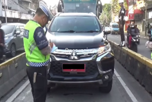 Nahloh! Petugas Gabungan Tilang Puluhan Kendaraan Dinas dan Pribadi di Jalur TransJakarta Jatinegara