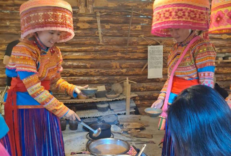 Harian Disway di China International Press Communication Center (CIPCC) (69): Hangatnya Rumah Kayu Lisu