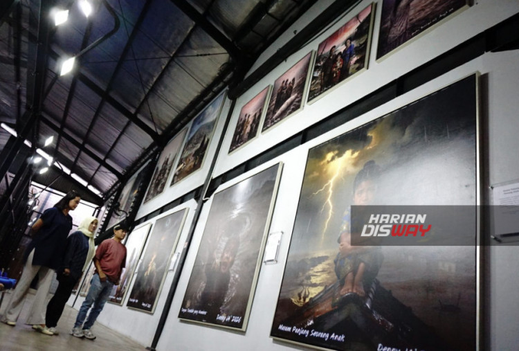 Genre tersebut memadukan realisme figur manusia, simbol budaya lokal seperti batik, serta lanskap surealis dengan dukungan kecerdasan buatan sebagai perangkat kreatif. Kritikus seni rupa senior Agus Dermawan T menilai Denny JA sebagai pelukis Indonesia pertama yang secara sadar memanfaatkan kecerdasan buatan untuk membangun genre lukisannya sendiri.