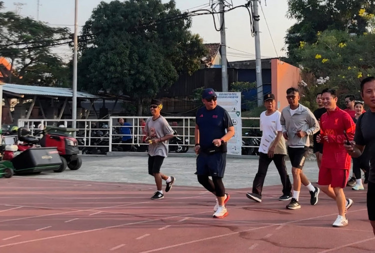 Dorong Budaya Sehat, Sekjen PDI Perjuangan Jogging Bersama Anak Muda di Lapangan THOR