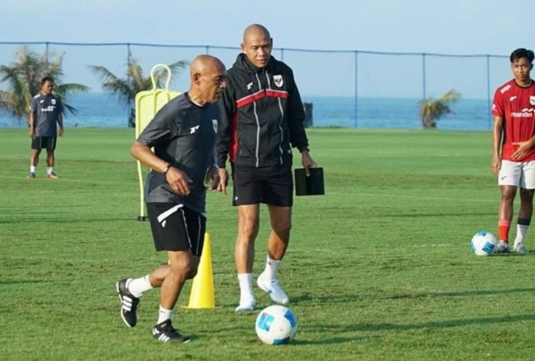 Tak Tega Mendengarnya! Simon Tahamata Sindir Gaya Kepelatihan Nova Arianto, Timnas U-17 Terancam