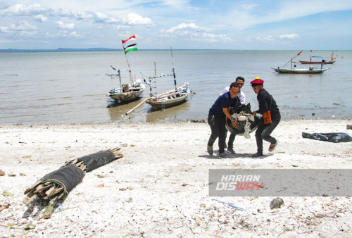 PMKRI Bersih-bersih Sampah di Pantai Kenjeran