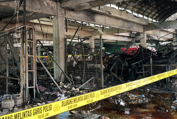 Tangis Bu Par Pecah, Pedagang Pasar Kramat Jati Ceritakan Detik-Detik Api Melalap Kiosnya: Uang di Celengan Ludes
