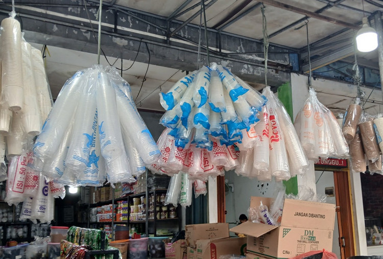 Harga Plastik Naik, Pedagang Akui Stok Pasokan Mulai Langka di Pasaran