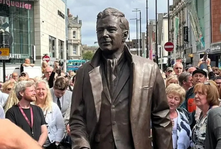 Patung Manajer The Beatles Brian Epstein di Liverpool Dipindahkan Sementara untuk Perbaikan
