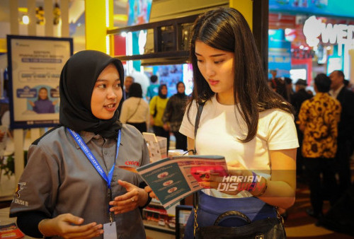 Pengunjung menghadiri Info Franchise and Business Concept (IFBC) 2023 yang digelar di The Square Ballroom Gedung ICBC Surabaya, Jawa Timur, Jumat, 8 September 2023. Asosiasi Franchise Indonesia (AFI) dan Neo Expo Promosindo (Neo Expo) menggelar rangkaian pameran sekala nasional Info Franchise and Business Concept (IFBC) 2023, yang mengusung tema Beyond Entrepreneurship dan dimeriahkan 80 merek franchise, peluang usaha, UMKM, dan business support baik nasional maupun internasional yang digelar 8 hingga 10 September 2023. (Julian Romadhon/Harian Disway)