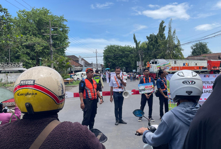 Kecepatan KA Jadi 120 Km per Jam, KAI Ingatkan Pengguna Jalan