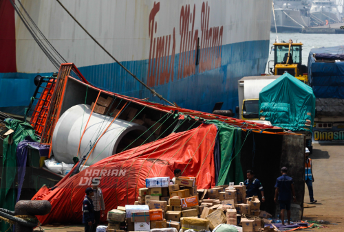 Pekerja melakukan proses evakuasi truk yang terguling saat memasuki Kapal Motor (KM) Mila Utama di Dermaga Jambrut Utara, Pelabuhan Tanjung Perak, Surabaya, Jawa Timur, Jumat (14/4/2023). Truk dengan Nomer Polisi (Nopol) EB 8290 HD, bermuatan campuran dan beton cor besar tersebut diketahui tujuan Surabaya-Ende tiba-tiba terguling ke kiri saat memasuki kapal. Dalam insiden tersebut tidak terdapat korban jiwa dan tidak ada fasilitas pelabuhan yang rusak. (foto: Julian Romadhon)