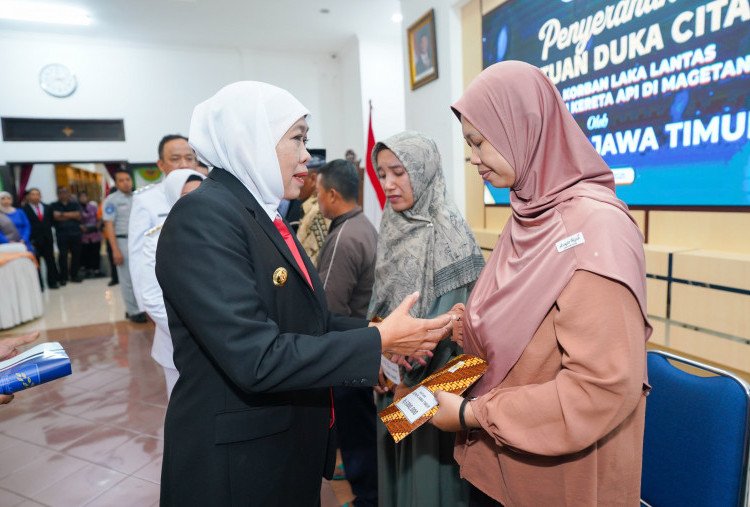Khofifah Serahkan Santunan untuk Korban Kecelakaan KA di Magetan, Tekankan Pentingnya Teknologi dan Keselamatan Perlintasan Sebidang
