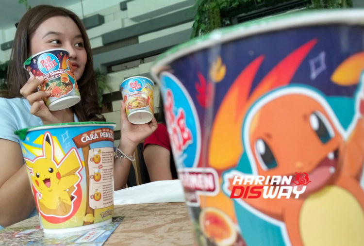 Pop Mie Chicken Yuzu terinspirasi energi listrik Pikachu dengan tambahan pop sparks, berupa topping popping candy yang menghadirkan sensasi letupan di setiap suapan. Sementara itu, Pop Mie Spicy Torimen mengambil inspirasi elemen api Charmander melalui fiery burst, yakni boba pedas dengan sensasi rasa yang berani. Kedua varian tersebut telah mengantongi izin edar Badan Pengawas Obat dan Makanan (BPOM) serta sertifikasi halal. (Foto: Raka Denny/Harian Disway)