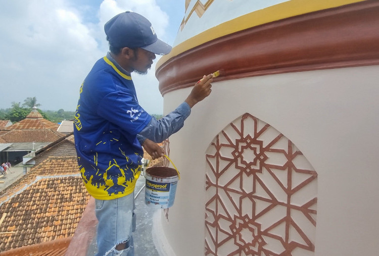 Di Momentum Iduladha 2026, Ratusan Kilogram Cat Antibocor Lapisi Masjid dan Mushola