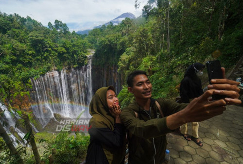 Warga asal Sidoarjo Jawa Timur, berselfi di atas air terjun Tumpak Sewu