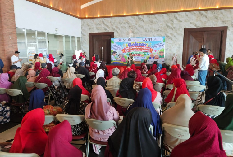 Cak Ji dan Risma Sapa Lansia dalam Periksa Mata Gratis BPJS Watch dan PERDAMI