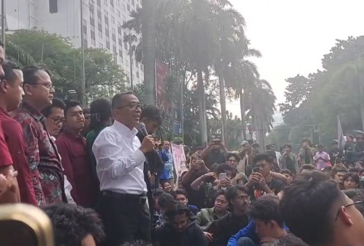 Mendiktisaintek Brian Temui Ratusan Mahasiswa yang Gelar Aksi Unjuk Rasa di Hardiknas 2025