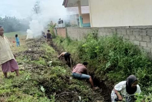 Warga Karang Dapo 1 Gotong-Royong Bersihkan Drainase