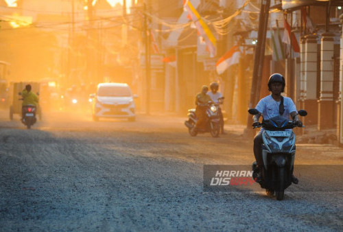 Pengendara melintasi jalan berdebu di Dukuh Kupang Surabaya, Jawa Timur, 16 Agustus 2023 lalu. Kota Surabaya, kualitas udara Surabaya mulai buruk. Hal tersebut disebabkan meningkatnya jumlah partikel debu polusi udara dari bahan bakar minyak jenis solar dan bensin yang melepas banyak gas hydrokarbon dan CO2 ke udara, menyusul meningkatnya jumlah kendaraan bermotor sekitar 10% per tahun. Hal tersebut membuat Dinas Lingkungan Hidup (DLH) Kota Surabaya akan menambah dan menyebar alat pemantau Indeks Standar Pencemaran Udara (ISPU) demi memantau kualitas udara di Surabaya lebih rutin. (Julian Romadhon/Harian Disway)