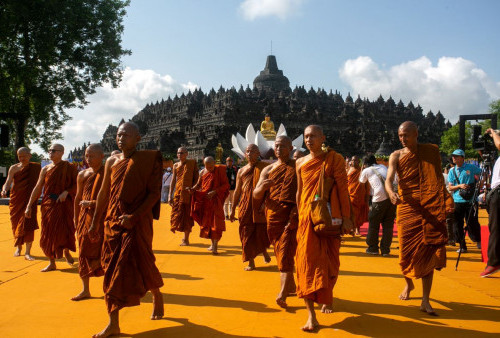 Jelang Waisak, 50 Biksu Thudong Ibadah Jalan Kaki dari Bali ke Candi Borobudur 