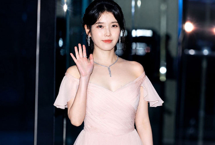 IU Jadi Perbincangan Gara-Gara Lagu dan Foto Bareng Ahn Seung Gyun