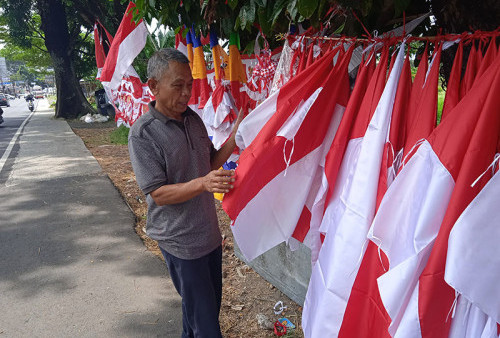 Rela Tingalkan Kerja di Garut, Pilih Jualan Bendera Merah Putih di Kuningan