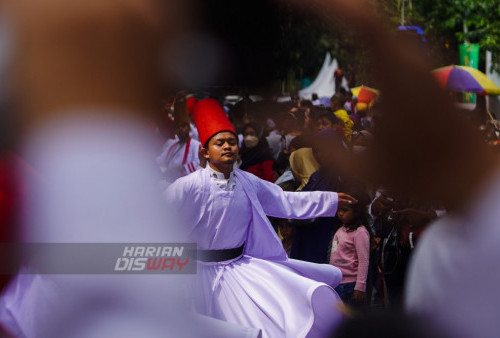 Penari Sufi menunjukan aksinya dalam Karnaval Budaya Nusantara rangkaian Puncak Harlah 1 Abad NU di Alun-alun, Sidoarjo, Jawa Timur, Selasa (7/2/2023). Tak hanya untuk memeriahkan saja pertunjukan tari Sufi tersebut juga untuk memecahkan catatan Museum Rekoe Dunia Indonesia (Muri) pertama tari Sufi terjatuh sepanjang 2 KM.