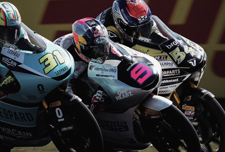 Veda Ega Pratama Menggila di Silverstone Tikung Uriarte! Tembus 3 Besar Moto3 Inggris, Hakim Danish Gagal Q2