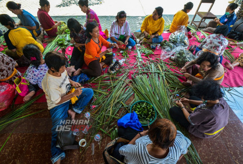 Sejumlah umat Hindu khususnya wanita membuat Banten (sesaji) di Pure Agung Jagat Karana, Surabaya, Jawa Timur, Selasa (14/3/2023). Berbagai persiapan dilakukan umat Hindu di Surabaya menjelang Upacara Melasti yang akan berlangsung di Pure Segara Surabaya pada tanggal 19 Maret 2023. (foto: Andika Bagus Priambodo)