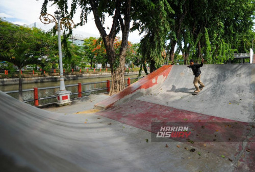 Warga memainkan Skate di arena skate & BMX park Surabaya, Jawa Timur, Selasa, 2 Januari 2023. Pemerintah Kota Surabaya merencanakan perbaikan Skate & BMX Park Surabaya yang membutuhkan anggaran sekitar Rp 3-6 miliar untuk desain, hingga fasilitas lainnya. Sejauh ini Kota Surabaya sudah memiliki sebanyak 8 arena skate park yakni Skate Park Kalimas, Taman Ekspresi, Basemen AlunAlun Surabaya, Taman Sejarah, SWK Semolowaru, Pasar Penjaringan Sari, Taman Asreboyo, dan Taman SIB. Pemerintah Kota Surabaya merencanakan perbaikan Skate & BMX Park Surabaya yang membutuhkan anggaran sekitar Rp 3-6 miliar untuk desain, hingga fasilitas lainnya. (Julian Romadhon/Harian Disway)