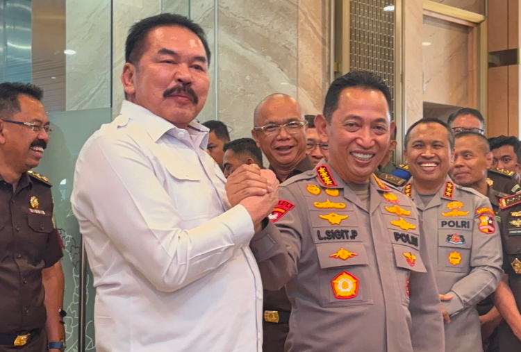 Kapolri dan Jaksa Agung Mesra Salam Komando, Tegaskan Tak Ada Konflik