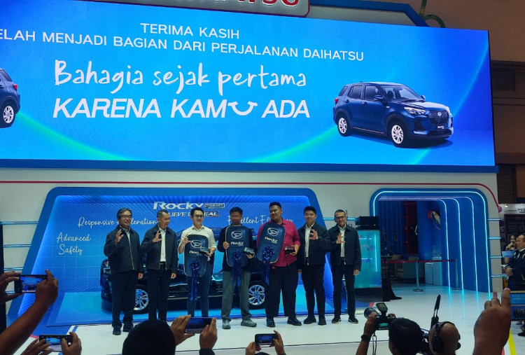 Daihatsu Bawa Tema Bahagia di GJAW 2025, 3 Konsumen Rocky Hybrid Lakukan Serah Terima