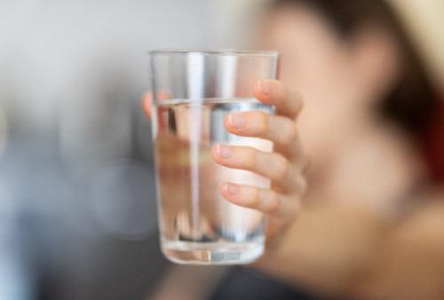 Dokter Sarankan Tetap Minum 8 Gelas Per Hari Selama Puasa: Biar Pas Lebaran Kulit Jadi Glowing!