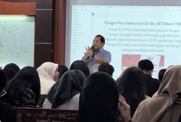 Disway Berbagi Ilmu Jurnalistik ke Mahasiswa Komunikasi Unair