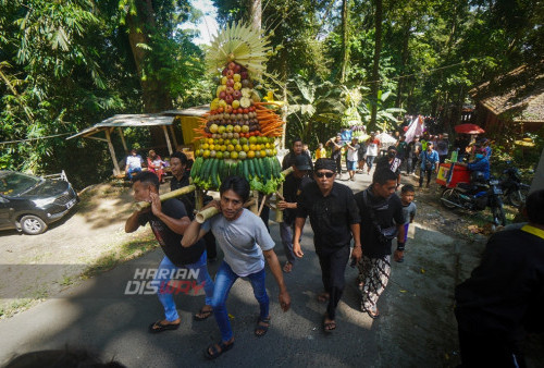 Warga dari berbagai daerah mengikuti Ruwat Sumber Petirtaan Jolotundo di Dusun Biting, Desa Seloliman, Kecamatan Trawas, Kabupaten Mojokerto, Jawa Timur, Rabu, 3 Agustus 2022. Ritual tersebut digelar pada bulan Suro sebelum tanggal 10 dan dilakukan pada hari dengan pasaran legi. Tradisi ruwat 33 sumber mata air tersebut diambil dari empat penjuru Gunung Pawitra (Penanggungan) ini merupakan warisan nenek moyang yang harus tetap dijaga untuk keutuhan dan keseimbangan alam terutama air. Ritual tersebut digelar pada bulan Suro sebelum tanggal 10 dan dilakukan pada hari dengan pasaran legi. 
