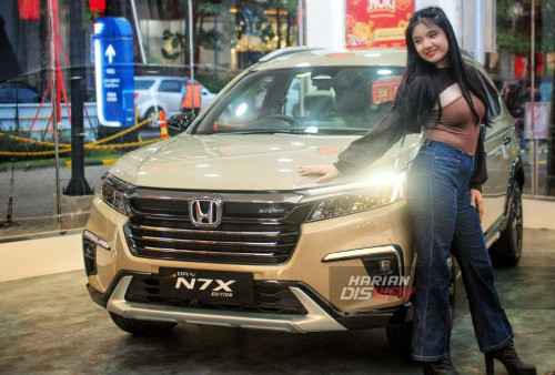 Model Kalina Gita bergaya dengan New Honda BR-V N7X Edition di Pakuwon City Surabaya, Jawa Timur, Rabu, 21 Februari 2024. PT Honda Prospect Motor (HPM) telah secara resmi memperkenalkan versi terbaru dari mobil andalannya, BR-V N7X, dengan peluncuran varian spesialnya yang diberi nama N7X Edition. Varian N7X Edition ini hadir dengan beberapa peningkatan yang menarik, termasuk fitur-fitur canggih dan desain yang lebih modern. Dikembangkan dengan menggabungkan elemen-elemen khas Honda dan inovasi terbaru dalam industri otomotif, BR-V N7X Edition menjanjikan pengalaman berkendara yang lebih menyenangkan dan nyaman bagi para pengguna. (Julian Romadhon/Harian Disway)