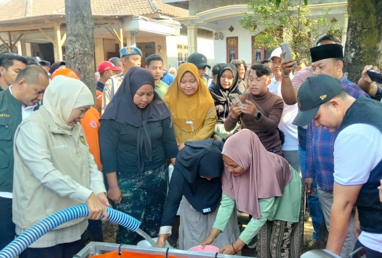 Droping 18.000 Liter Air ke Desa Kekeringan Pasuruan, Warga: Uang Bisa Buat Sekolah
