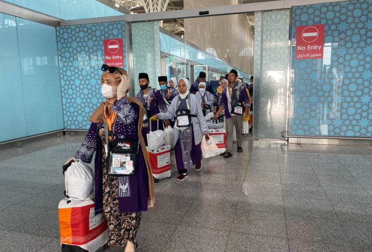 Jamaah Haji Kloter Pertama Bahagia Tiba di Madinah, Fast Track Lancar tanpa Kendala