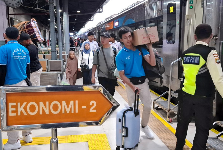 910 Ribu Tiket KA Ludes Saat Imlek 2026, Stasiun Gambir dan Pasar Senen Terpadat