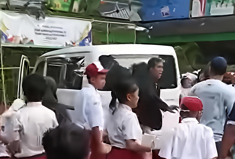 Van Putih Ngegas Tabrak Murid di Lapangan Upacara SDN Kalibaru Jakut, Salah Injak Pedal?