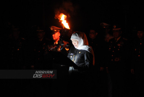 Gubernur Jawa Timur, Khofifah Indar Parawangsa membacakan Renungan Suci saat berlangsungnya Apel Kehormatan dan Renungan Suci di Taman Makam Pahlawan (TMP) 10 Nopember, Jalan Mayjen Sungkono, Surabaya, Kamis, 17 Agustus 2023 dini hari. Kegiatan renungan suci yang diikuti oleh Gubernur Khofifah bersama Forkopimda Jatim tersebut sebagai wujud penghormatan kepada para pahlawan dalam rangkaian peringatan HUT ke-78 Kemerdekaan RI. (Julian Romadhon/Harian Disway)

