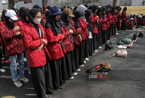 Sejumlah Mahasiswa yang tergabung dalam organisasi Ikatan Mahasiswa Muhammadiyah
(IMM) melakukan aksi bela Palestina di dekat gedung Konsulat Jenderal Amerika Serikat,
Jalan Citra Raya Niaga, Surabaya, Jawa Timur. Pada Selasa, 7 November 2023. Mahasiswa yang berjumlah sekitar 250 itu menyuarakan kepeduliannya terhadap
korban-korban warga sipil Palestina atas kekejaman serangan Israel. Salah satu point
tuntutannya adalah mengusir duta besar Amerika Serikat dari Indonesia yang dianggap
AS telah menjadi sekutu dan memberikan bantuan militer terhadap Israel. (Moch Sahirol/Harian Disway)