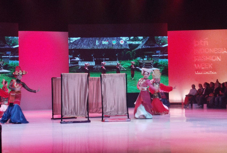 Di Penutupan Indonesia Fashion Week 2026, Bobby Nasution dan Menpar Bicara Masa Depan Kain Ulos 