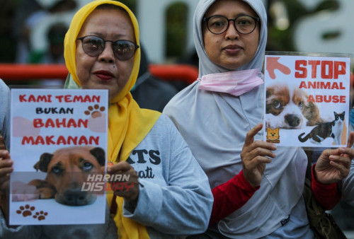 Sejumlah warga yang tergabung dalam komunitas pecinta hewan melakukan aksi serta memegang poster di 'Car Free Day' (CFD) di Taman Bungkul, Jalan Darmo, Surabaya, Jawa Timur, Minggu 7 Agustus 2022. Mereka dalam aksinya menyampaikan seruan untuk menghentikan konsumsi daging anjing dan kucing.