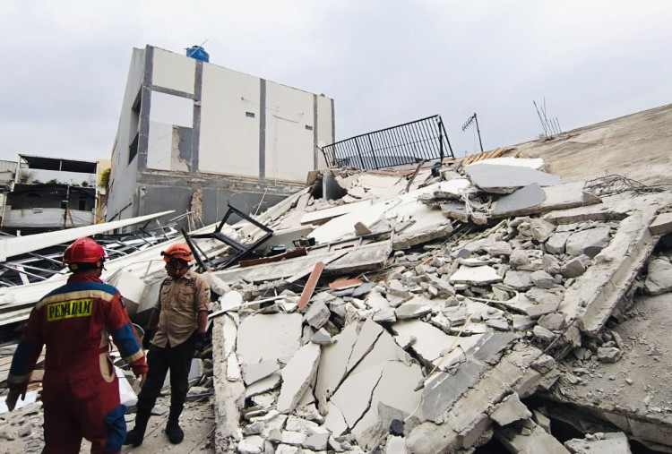 Bangunan di Koja Ambruk Timpa 4 Mobil, Bocah-bocah Berlarian Ketakutan