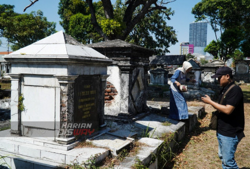 Sejumlah pegiat sejarah yang tergabung dalam Komunitas Begandring melakukan identifikasi pemakaman Belanda di komplek makam Peneleh Surabaya, Jawa Timur, Minggu 6 Agustus 2023. Identifikasi makam Belanda tersebut dilakukan pegiat sejarah untuk bahan presentasi kepada pemerintah kota tentang penentuan awal pengoprasian makam Belanda yang terletak di kawasan Peneleh Surabaya. (Julian Romadhon/Harian Disway)