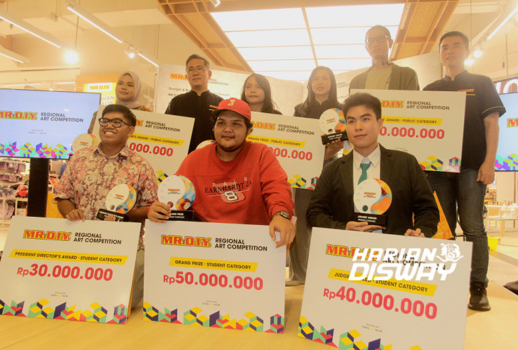 (kiri-kanan, baris belakang) Nasrin Nadhirah binti Suhaidi, Pemenang President Director’s Award Kategori Umum (Malaysia); Edwin Cheah, Direktur Utama MR.D.I.Y. Indonesia; Veronica Liana, Pemenang Grand Prize Kategori Umum (Indonesia); Rika Juniaty Tanzil, Chief Financial Officer MR.D.I.Y. Indonesia; Tawich Jittiang, Pemenang Judges Award Kategori Umum (Thailand); dan Hendra Kurniawan, Direktur & VP Retail Management Department MR.D.I.Y. Indonesia.

(kiri-kanan, baris depan) Iklil Ali Bin Ahmad Shukri, Pemenang President Director’s Award Kategori Pelajar dan Mahasiswa (Malaysia); Muhammad Ragib Noer Khasyi, Pemenang Grand Prize Kategori Pelajar dan Mahasiswa (Indonesia); dan Putthimetha Tangkanobol, Pemenang Judges Award Kategori Pelajar dan Mahasiswa (Thailand). Foto: Raka Denny/Harian Disway