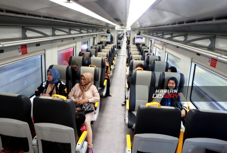 Penumpang menggunakan layanan Commuter Line Basoetta dari Stasiun BNI City, Jakarta, menuju Stasiun Bandara Internasional Soekarno-Hatta, Selasa (1/7/2025). KAI Commuter meningkatkan kualitas layanan dengan memangkas waktu tempuh menjadi 39 menit—lebih cepat 10 menit dari sebelumnya. Perbaikan ini diharapkan menjadi solusi transportasi yang efisien, praktis, dan bebas hambatan. HARITSAH ALMUDATSIR/HARIAN DISWAY